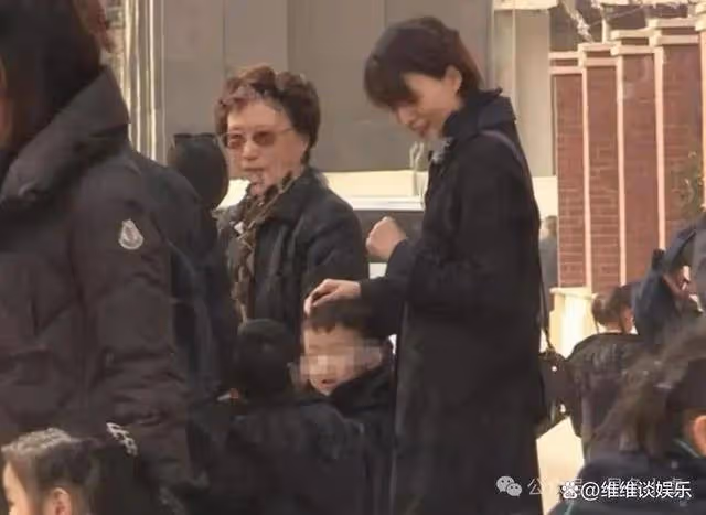 50 歲董卿上海義賣會素顏現身清瘦依舊氣質不凡樸素遮陽帽難掩風