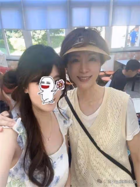 50 歲董卿上海義賣會素顏現身清瘦依舊氣質不凡樸素遮陽帽難掩風