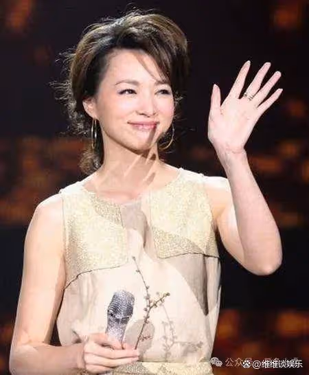 50 歲董卿上海義賣會素顏現身清瘦依舊氣質不凡樸素遮陽帽難掩風