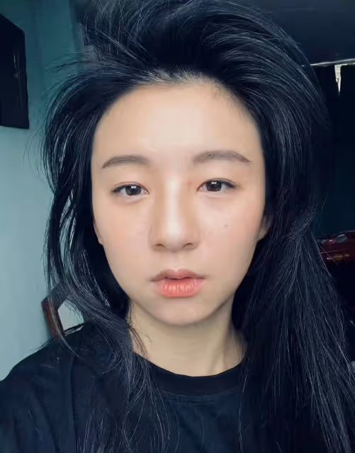 小彩旗曬英國大學畢業照,容貌大變嚇壞網友!爸爸和弟弟罕見現身