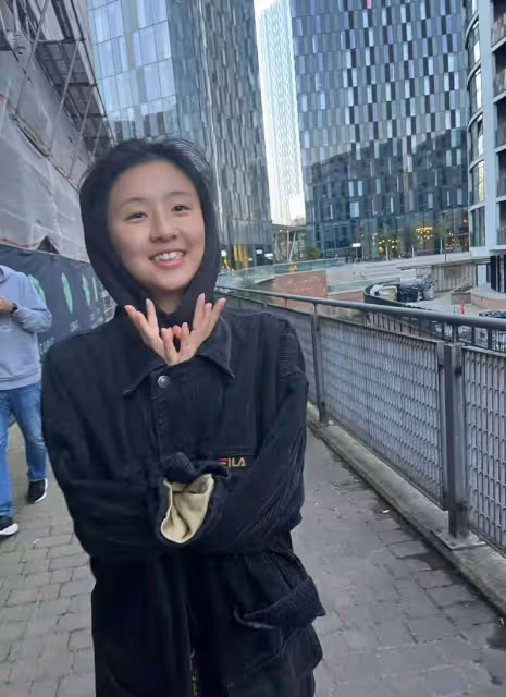 小彩旗曬英國大學畢業照,容貌大變嚇壞網友!爸爸和弟弟罕見現身