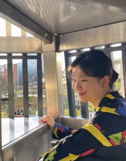 小彩旗曬英國大學畢業照，容貌大變嚇壞網友！爸爸和弟弟罕見現身