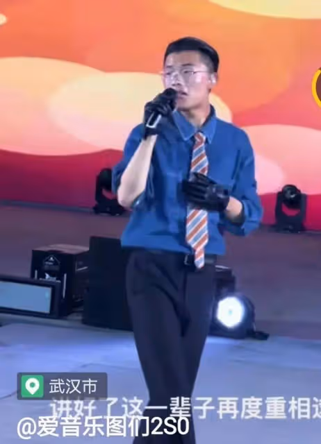 郭有才武漢辦演出,場面堪比巨星演唱會,現場人山人海