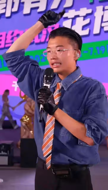 郭有才武漢辦演出,場面堪比巨星演唱會,現場人山人海