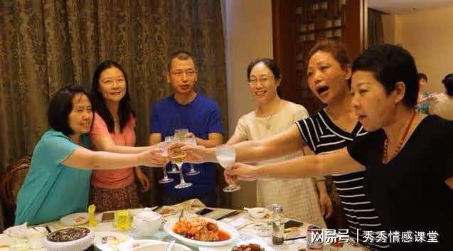 同學聚會，我工資7000被大家嘲諷，結束時兒子接我，他們都傻眼了