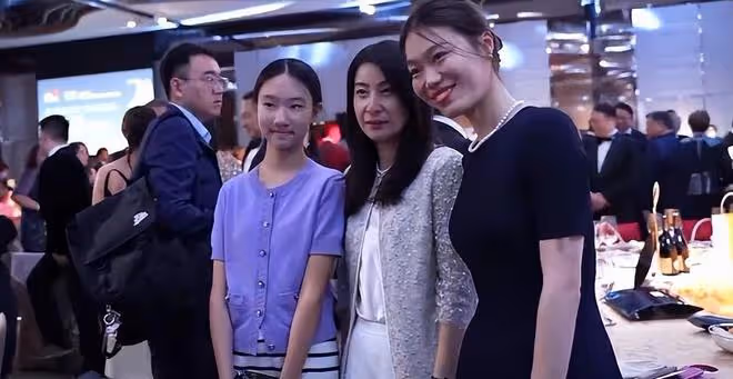 何超盈又瘦了好多,發文感謝港樂團,和郭晶晶同桌吃飯合影