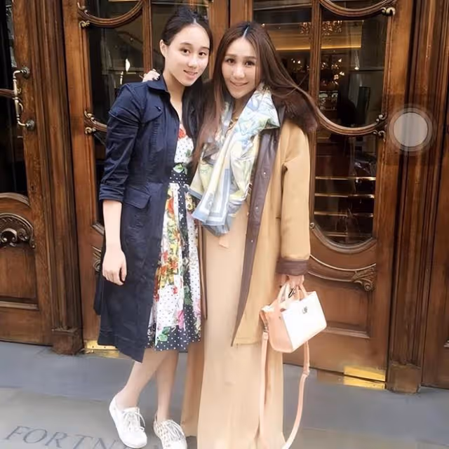 何超盈又瘦了好多,發文感謝港樂團,和郭晶晶同桌吃飯合影