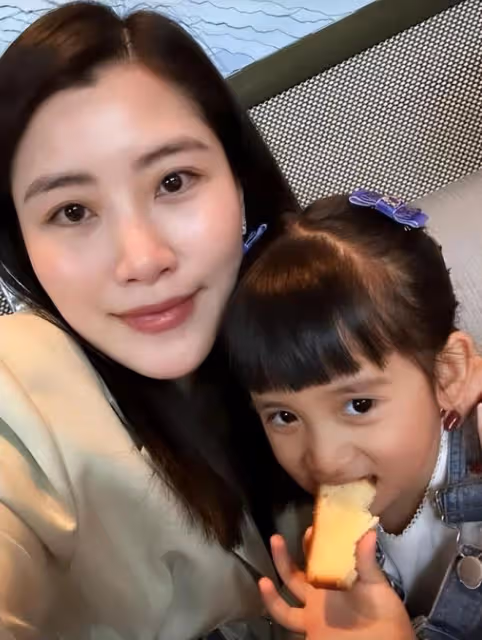 何超盈又瘦了好多,發文感謝港樂團,和郭晶晶同桌吃飯合影