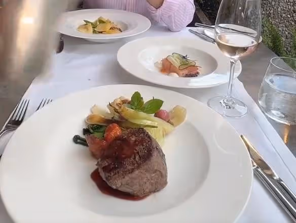 汪小菲在瑞士開跑車帶小梅兜風,夫妻互喂食物秀恩愛