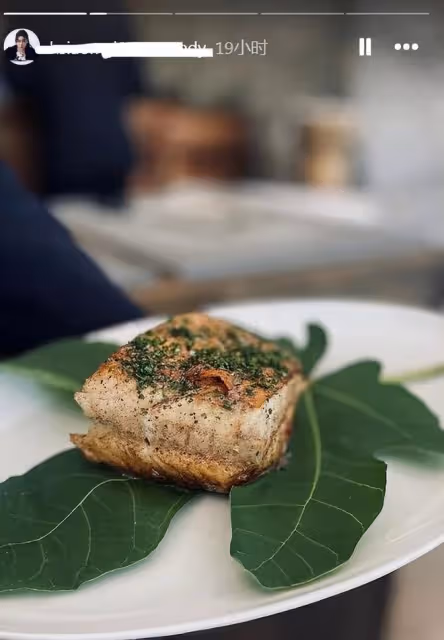 汪小菲在瑞士開跑車帶小梅兜風,夫妻互喂食物秀恩愛