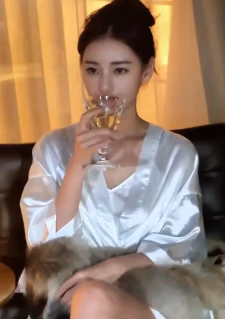 汪小菲在瑞士開跑車帶小梅兜風,夫妻互喂食物秀恩愛