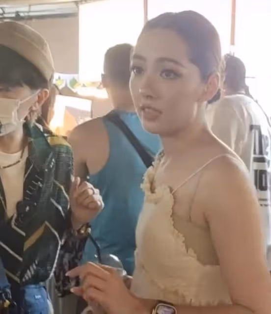 曼谷偶遇郭碧婷,穿白裙扎大光明丸子頭,開心與粉絲一起合影