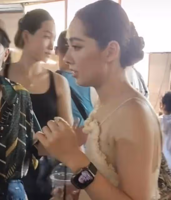 曼谷偶遇郭碧婷,穿白裙扎大光明丸子頭,開心與粉絲一起合影