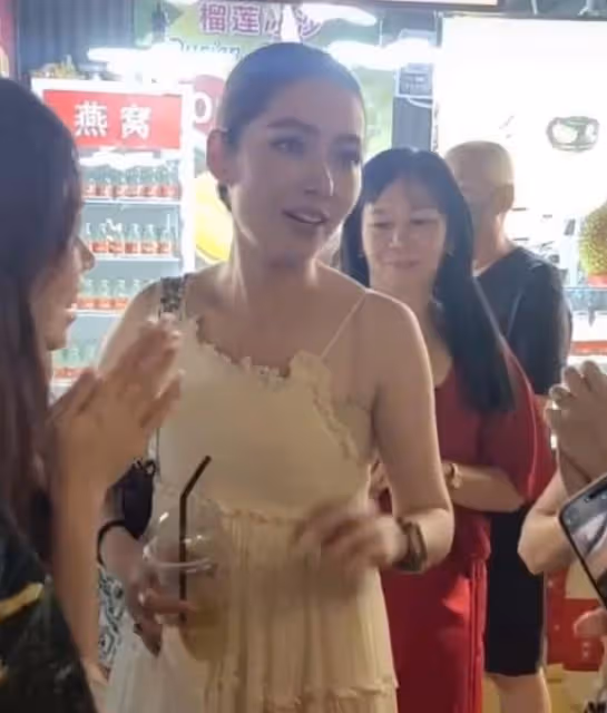 曼谷偶遇郭碧婷,穿白裙扎大光明丸子頭,開心與粉絲一起合影