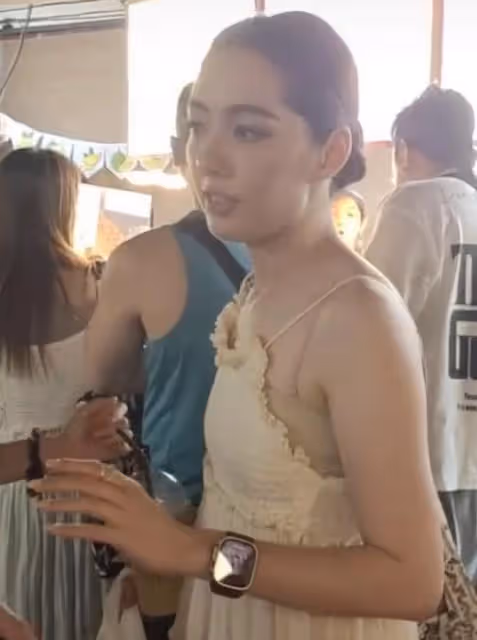 曼谷偶遇郭碧婷,穿白裙扎大光明丸子頭,開心與粉絲一起合影