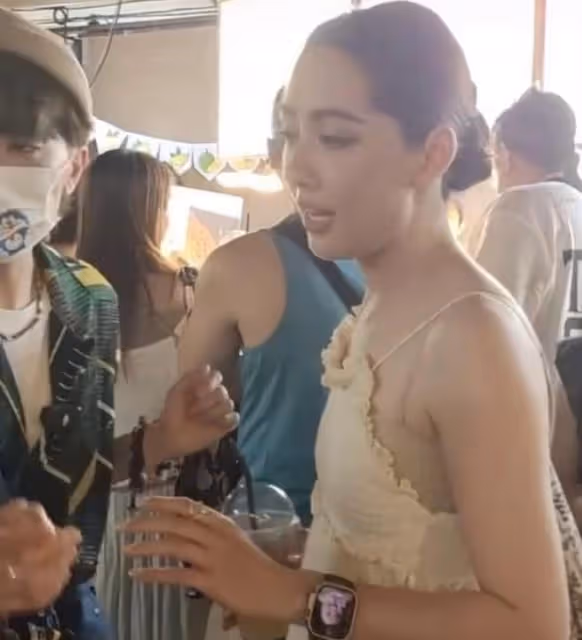 曼谷偶遇郭碧婷,穿白裙扎大光明丸子頭,開心與粉絲一起合影