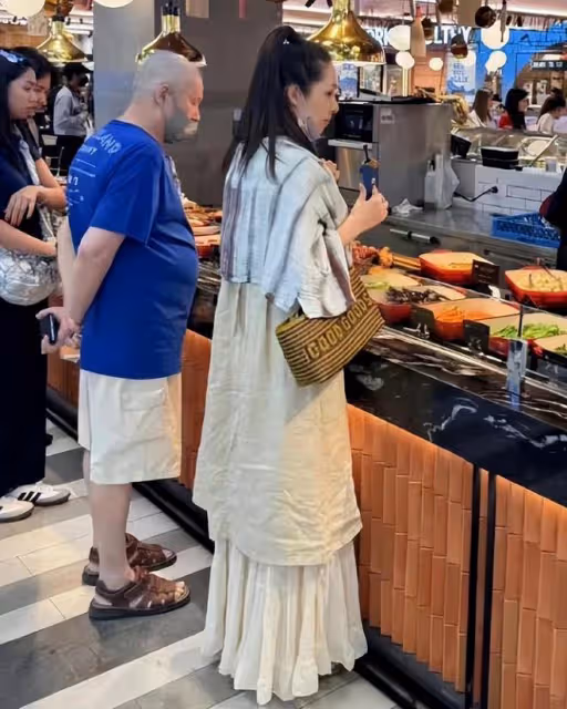 曼谷偶遇郭碧婷，穿白裙扎大光明丸子頭，開心與粉絲一起合影