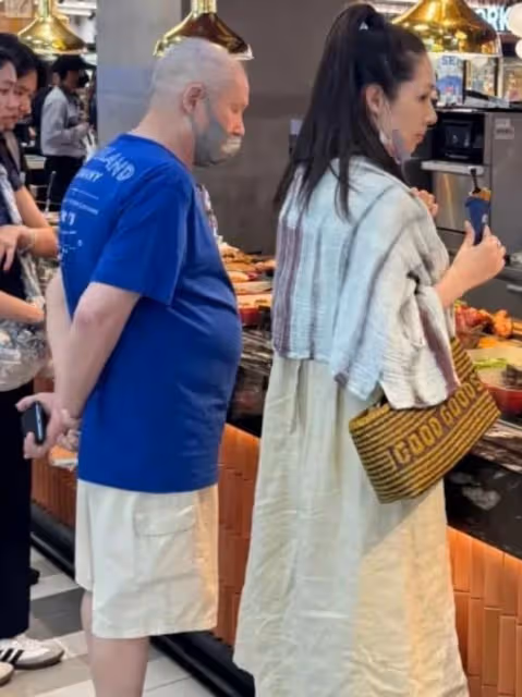 曼谷偶遇郭碧婷，穿白裙扎大光明丸子頭，開心與粉絲一起合影