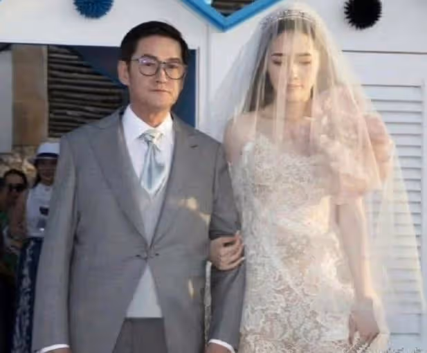 曼谷偶遇郭碧婷，穿白裙扎大光明丸子頭，開心與粉絲一起合影