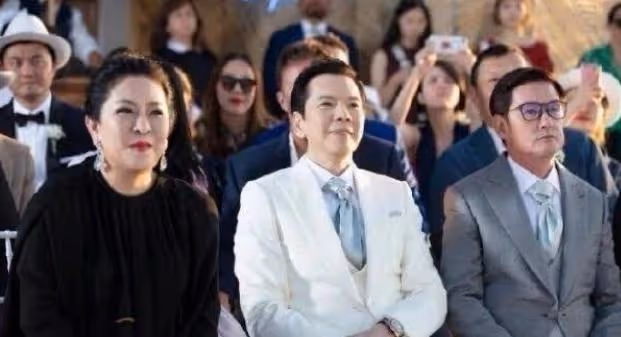 曼谷偶遇郭碧婷，穿白裙扎大光明丸子頭，開心與粉絲一起合影