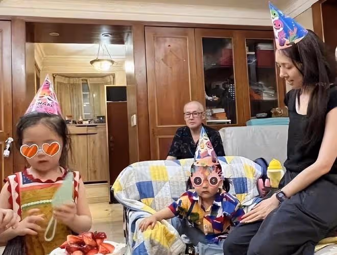 曼谷偶遇郭碧婷，穿白裙扎大光明丸子頭，開心與粉絲一起合影