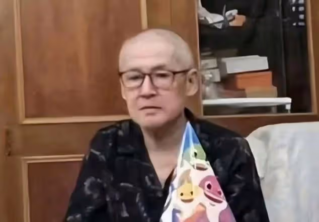 曼谷偶遇郭碧婷，穿白裙扎大光明丸子頭，開心與粉絲一起合影