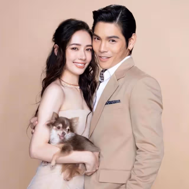 曼谷偶遇郭碧婷，穿白裙扎大光明丸子頭，開心與粉絲一起合影