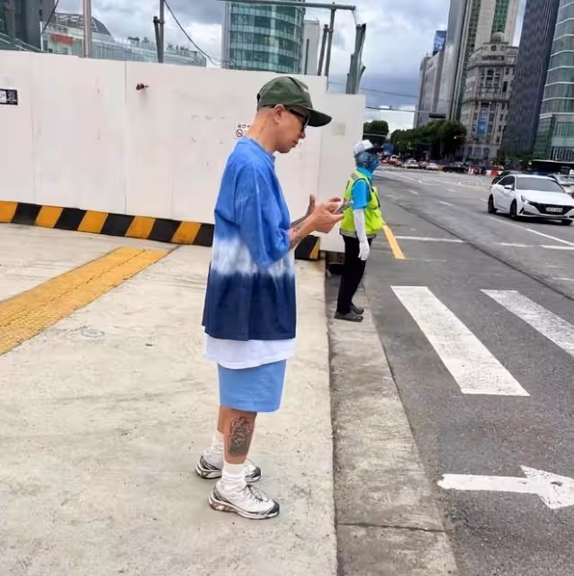 具俊曄首爾街頭等公交,潮裝打扮變胖了,像退休的老大爺