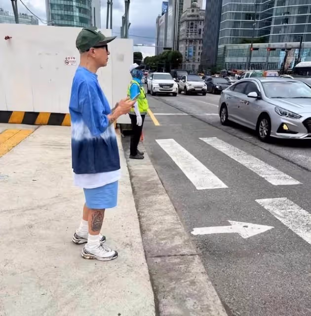 具俊曄首爾街頭等公交,潮裝打扮變胖了,像退休的老大爺