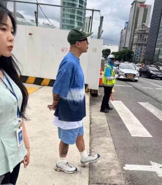 具俊曄首爾街頭等公交,潮裝打扮變胖了,像退休的老大爺