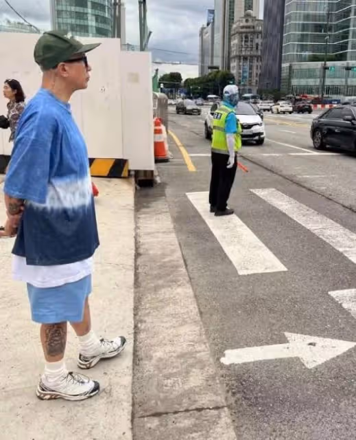 具俊曄首爾街頭等公交,潮裝打扮變胖了,像退休的老大爺