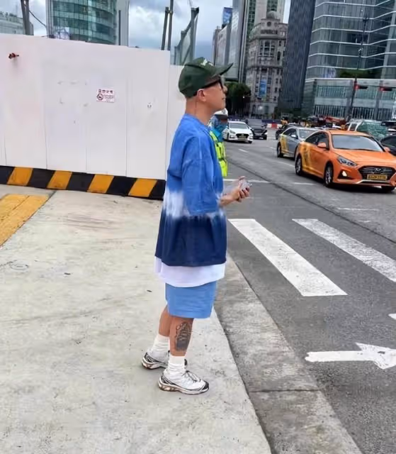 具俊曄首爾街頭等公交,潮裝打扮變胖了,像退休的老大爺