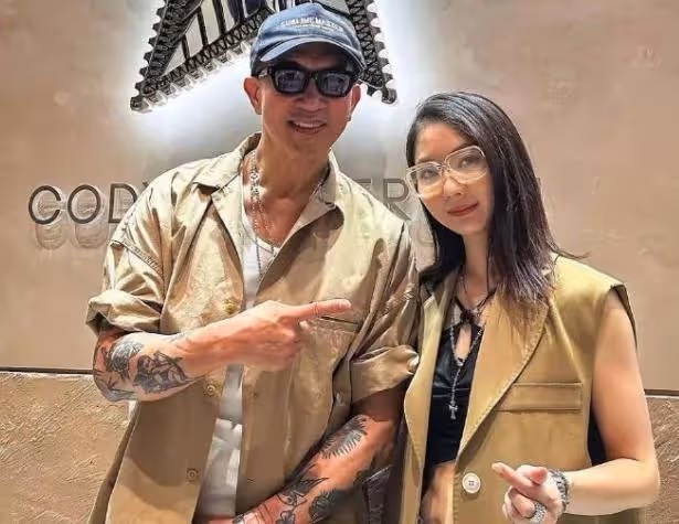 具俊曄首爾街頭等公交，潮裝打扮變胖了，像退休的老大爺