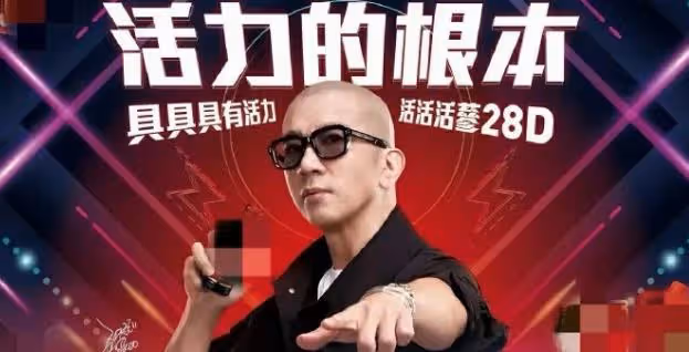 具俊曄首爾街頭等公交，潮裝打扮變胖了，像退休的老大爺