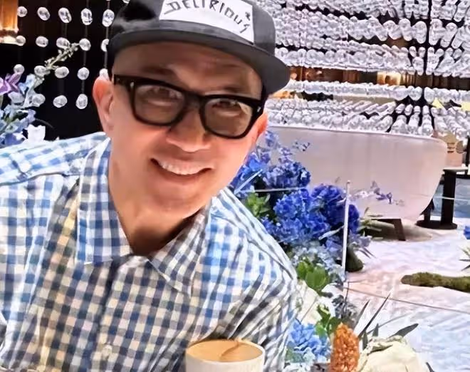 具俊曄首爾街頭等公交，潮裝打扮變胖了，像退休的老大爺