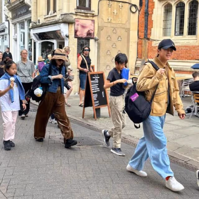 孫儷鄧超一家觀察劍橋,孩子手拿冰淇淋燦笑,12歲的等等長相很帥