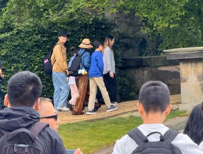 孫儷鄧超一家觀察劍橋,孩子手拿冰淇淋燦笑,12歲的等等長相很帥