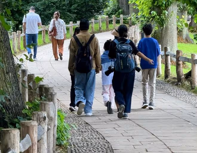 孫儷鄧超一家觀察劍橋,孩子手拿冰淇淋燦笑,12歲的等等長相很帥