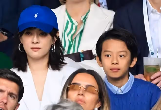 孫儷鄧超一家觀察劍橋,孩子手拿冰淇淋燦笑,12歲的等等長相很帥