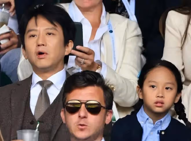 孫儷鄧超一家觀察劍橋,孩子手拿冰淇淋燦笑,12歲的等等長相很帥