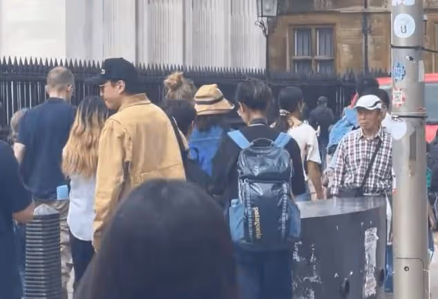 孫儷鄧超一家觀察劍橋,孩子手拿冰淇淋燦笑,12歲的等等長相很帥