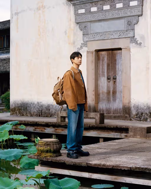李現談完「成人式戀愛」背起PRADA　典雅古村上演浪漫邂逅