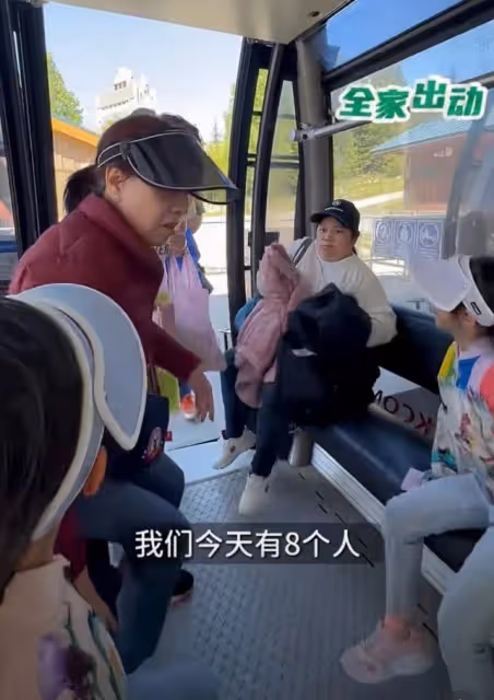 熊黛林曬雙胞胎女兒近照,姐妹倆露齒笑一模一樣,越長越像爸爸
