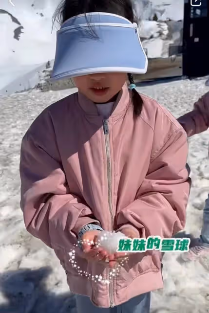 熊黛林曬雙胞胎女兒近照,姐妹倆露齒笑一模一樣,越長越像爸爸