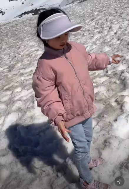 熊黛林曬雙胞胎女兒近照,姐妹倆露齒笑一模一樣,越長越像爸爸