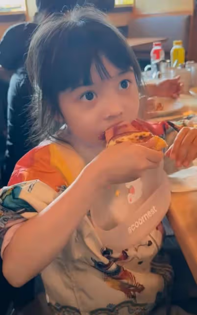 熊黛林曬雙胞胎女兒近照,姐妹倆露齒笑一模一樣,越長越像爸爸