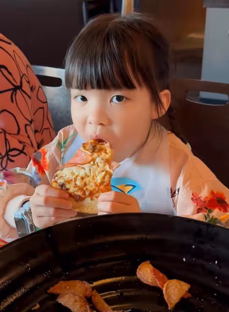 熊黛林曬雙胞胎女兒近照,姐妹倆露齒笑一模一樣,越長越像爸爸