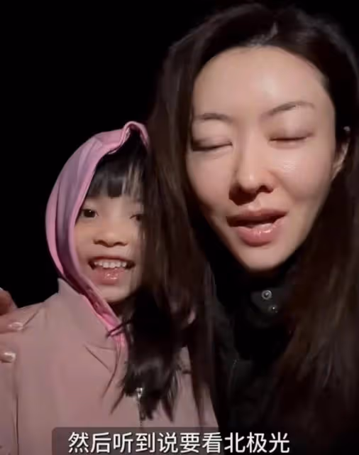 熊黛林曬雙胞胎女兒近照,姐妹倆露齒笑一模一樣,越長越像爸爸