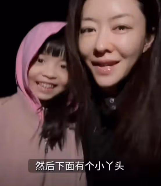 熊黛林曬雙胞胎女兒近照,姐妹倆露齒笑一模一樣,越長越像爸爸
