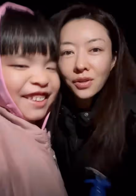 熊黛林曬雙胞胎女兒近照,姐妹倆露齒笑一模一樣,越長越像爸爸